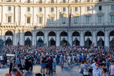 Roma, İtalya - 26 Haziran 2021: LGBT topluluğunun hakları için evrensel gösteri, müzik ve dansla yürüyüş, binlerce insan Roma Gururu caddesinde geçit töreni.