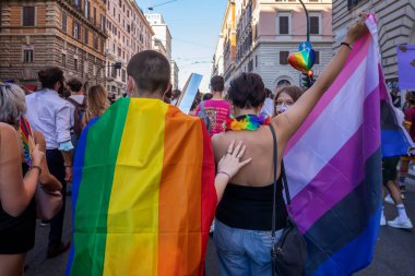 Roma, İtalya - 26 Haziran 2021: LGBT toplumunun hakları için evrensel gösteri, Roma Onur Yürüyüşü katılımcıları.