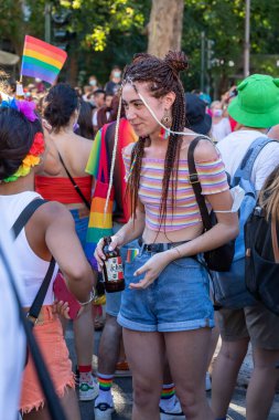 Roma, İtalya - 26 Haziran 2021: LGBT toplumunun hakları için evrensel gösteri, Roma Onur Yürüyüşü katılımcıları.