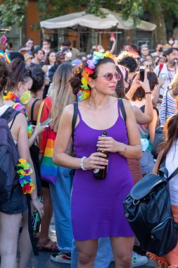 Roma, İtalya - 26 Haziran 2021: LGBT toplumunun hakları için evrensel gösteri, Roma Onur Yürüyüşü katılımcıları.