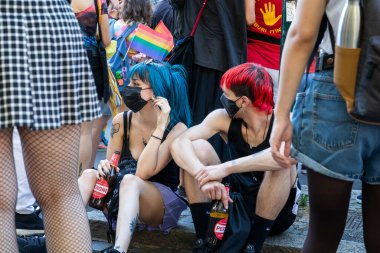 Roma, İtalya - 26 Haziran 2021: LGBT toplumunun hakları için evrensel gösteri, Roma Onur Yürüyüşü katılımcıları.