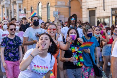 Roma, İtalya - 26 Haziran 2021: LGBT toplumunun hakları için evrensel gösteri, Roma Onur Yürüyüşü katılımcıları.