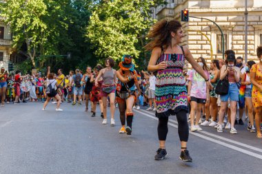Roma, İtalya - 26 Haziran 2021: LGBT topluluğunun hakları için evrensel gösteri, müzik ve dansla yürüyüş, binlerce insan Roma Gururu caddesinde geçit töreni.