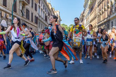 Roma, İtalya - 26 Haziran 2021: LGBT topluluğunun hakları için evrensel gösteri, müzik ve dansla yürüyüş, binlerce insan Roma Gururu caddesinde geçit töreni.