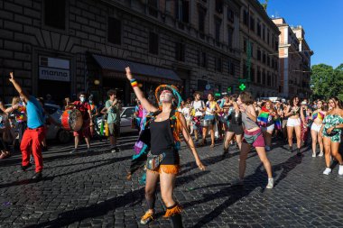 Roma, İtalya - 26 Haziran 2021: LGBT topluluğunun hakları için evrensel gösteri, müzik ve dansla yürüyüş, binlerce insan Roma Gururu caddesinde geçit töreni.