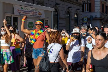 Roma, İtalya - 26 Haziran 2021: LGBT toplumunun hakları için evrensel gösteri, Roma Onur Yürüyüşü katılımcıları.