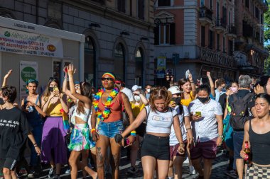 Roma, İtalya - 26 Haziran 2021: LGBT toplumunun hakları için evrensel gösteri, Roma Onur Yürüyüşü katılımcıları.