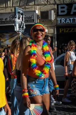 Roma, İtalya - 26 Haziran 2021: LGBT topluluğunun hakları için evrensel gösteri, müzik ve dansla yürüyüş, binlerce insan Roma Gururu caddesinde geçit töreni.