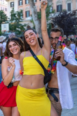 Roma, İtalya - 26 Haziran 2021: LGBT toplumunun hakları için evrensel gösteri, Roma Onur Yürüyüşü katılımcıları.