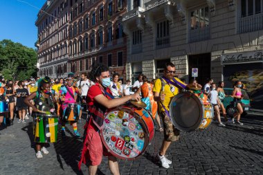 Roma, İtalya - 26 Haziran 2021: LGBT topluluğunun hakları için evrensel gösteri, müzik ve dansla yürüyüş, binlerce insan Roma Gururu caddesinde geçit töreni.