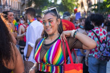 Roma, İtalya - 26 Haziran 2021: LGBT toplumunun hakları için evrensel gösteri, Roma Onur Yürüyüşü katılımcıları.
