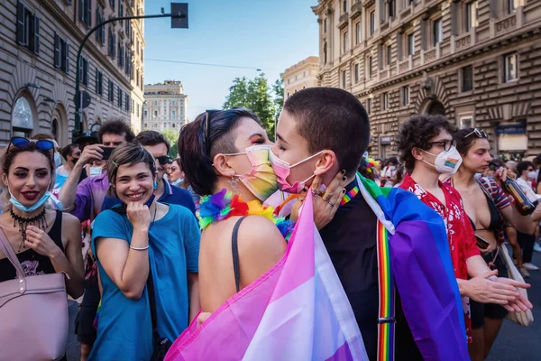 ローマ イタリア 6月26 2021 Lgbtコミュニティの権利のための普遍的なデモンストレーション 街の通りをパレードする参加者の間で若い女性のキスと抱擁 — ストック写真
