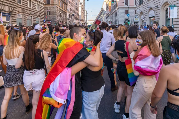ローマ イタリア 6月26 2021 Lgbtコミュニティの権利のための普遍的なデモンストレーション 街の通りをパレードする参加者の間で若い女性のキスと抱擁 — ストック写真