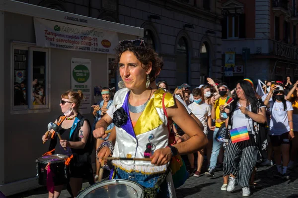 ローマ イタリア 6月26 2021 Lgbtコミュニティの権利のための普遍的なデモンストレーション 音楽とダンスで行進 何千人もの人々がローマプライドで路上でパレード — ストック写真