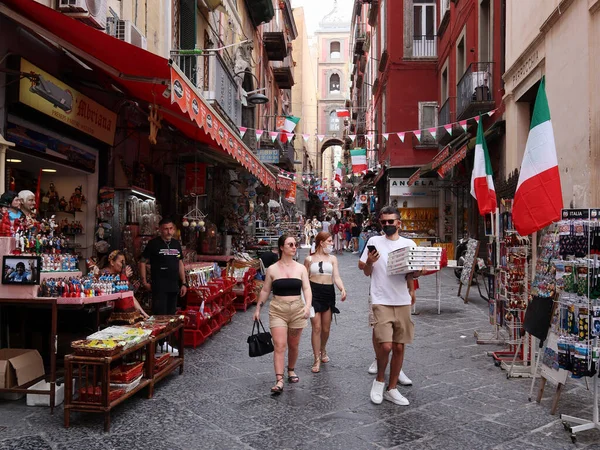 2021年6月20日 意大利那不勒斯 位于城市历史中心著名的圣格雷戈里奥大街摊位中的游客 — 图库照片