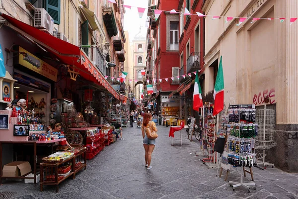 2021年6月20日 意大利那不勒斯 年轻游客参观了该市历史中心圣格雷戈里奥大街的摊位 — 图库照片