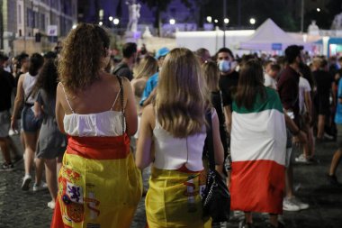 Roma, İtalya - 6 Temmuz 2021: Avrupa futbol şampiyonası yarı finalinde bazı İspanyol taraftarlar, İtalya 'nın başkenti Roma' daki Piazza del Popolo 'da kurulan büyük ekranlarda canlı yayında.