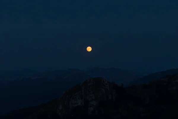 Splendida Luna Piena Rossa Sorge Sulle Creste Montuose Dell Appennino — Foto Stock