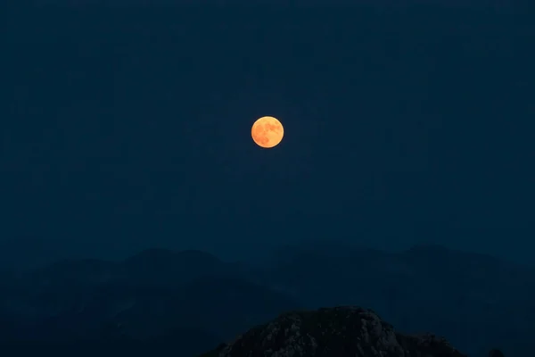 Splendida Luna Piena Rossa Sorge Sulle Creste Montuose Dell Appennino — Foto Stock
