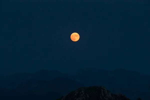 산맥의 산등성 솟아오르고 — 스톡 사진