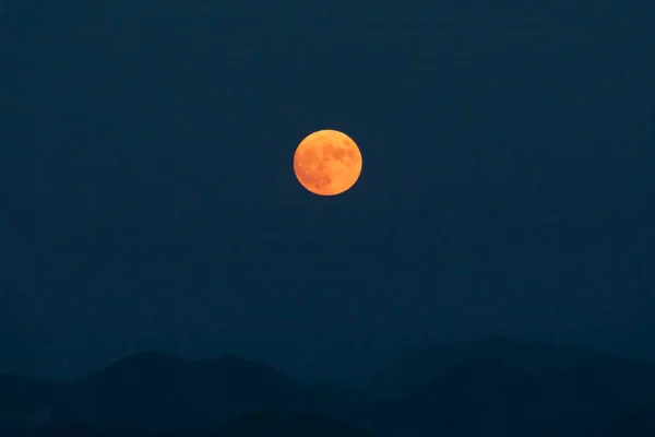 Espléndida Luna Roja Llena Eleva Sobre Las Cordilleras Los Apeninos —  Fotos de Stock