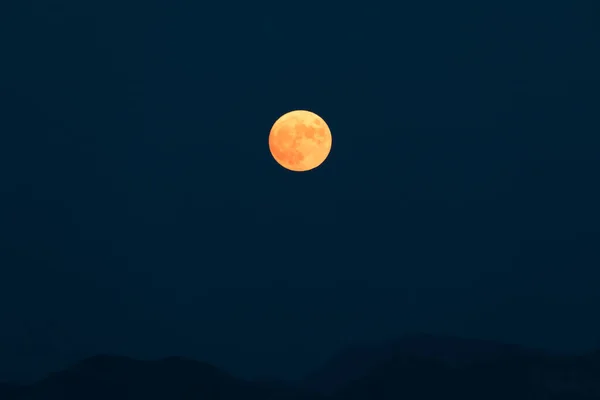 Esplêndida Lua Vermelha Cheia Sobe Sobre Cumes Das Montanhas Dos — Fotografia de Stock