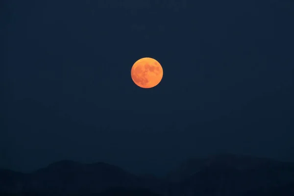 Espléndida Luna Roja Llena Eleva Sobre Las Cordilleras Los Apeninos —  Fotos de Stock