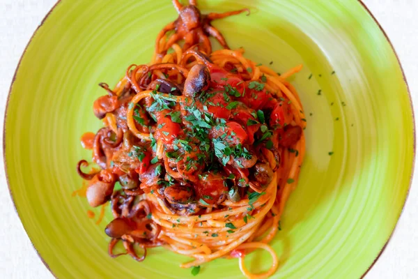 Spaghetti Met Octopus Tomatensaus Olijven Kappertjes Typisch Recept Van Napolitaanse — Stockfoto