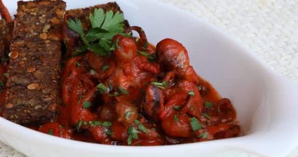 八爪鱼 是那不勒斯菜式的典型烹调方法 八爪鱼是用西红柿 橄榄和卷心菜烹调而成 — 图库视频影像