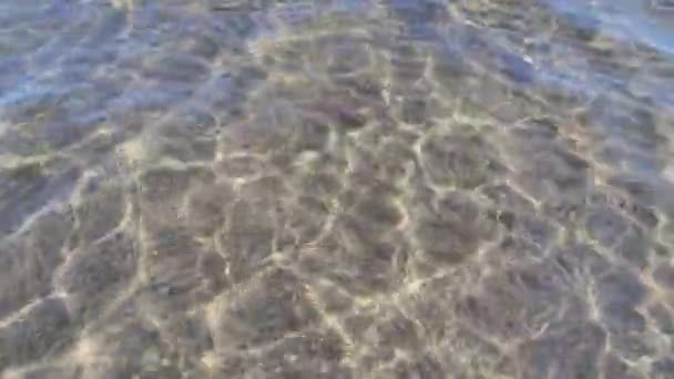 Transparant Kristalhelder Zeewateroppervlak Zee Genereert Kleine Golven Het Strand — Stockvideo