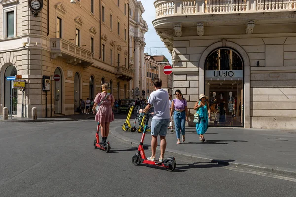Rome Italie Août 2021 Deux Garçons Utilisent Des Scooters Électriques — Photo
