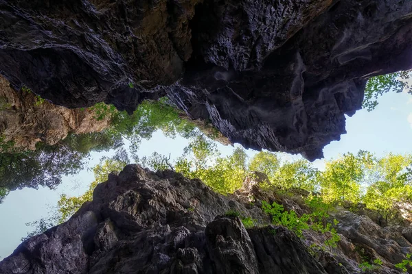 Tiefe Schlucht Umgeben Von Jahrtausendealten Felsen Von Unten Betrachtet Den — Stockfoto