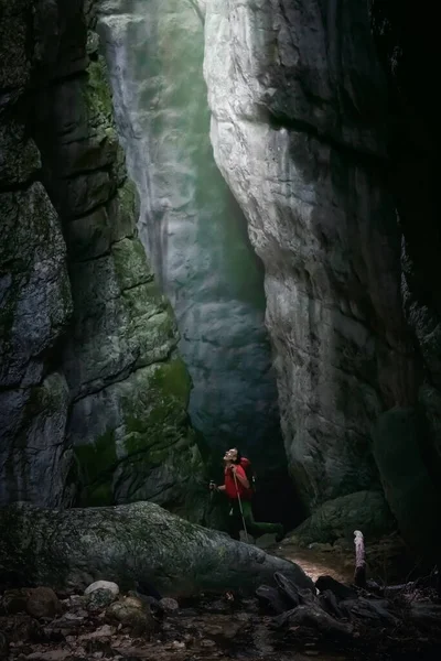 Ein Mann Inspiziert Eine Schlucht Die Von Oben Beleuchtet Und — Stockfoto