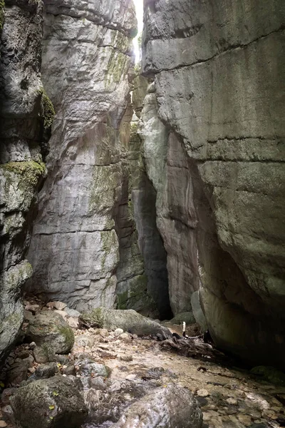 Canyon Der Durch Den Fluss Unten Den Jahrtausendealten Felsen Gehauen — Stockfoto