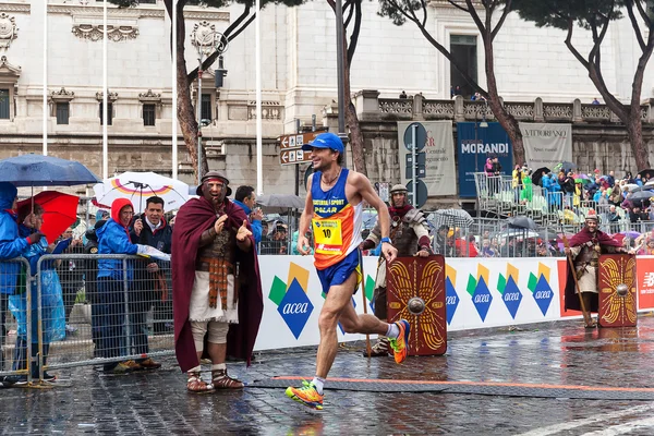 Giorgio Calcaterra, cílovou čáru na 21 romský maratón. — Stock fotografie