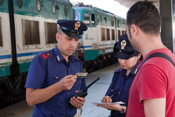 faaliyetleri Polis Merkezi, bir gezgin için onay belgeleri.