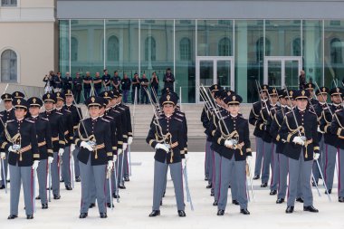 Polis öğrenciler dağıtımını