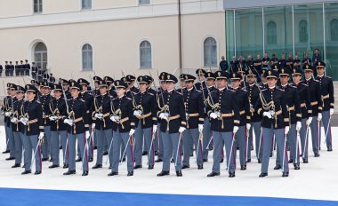 Polis öğrenciler dağıtımını