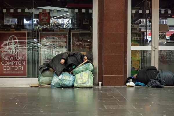 Obdachlose Frau schläft auf Taschen und Umschlägen — Stockfoto