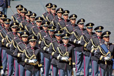 İtalyan polisi resmi geçit