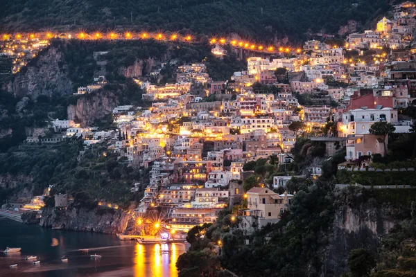 Positano illuminata da lampioni . — Foto Stock