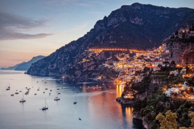 Positano tarafından sokak ışıkları yaktı