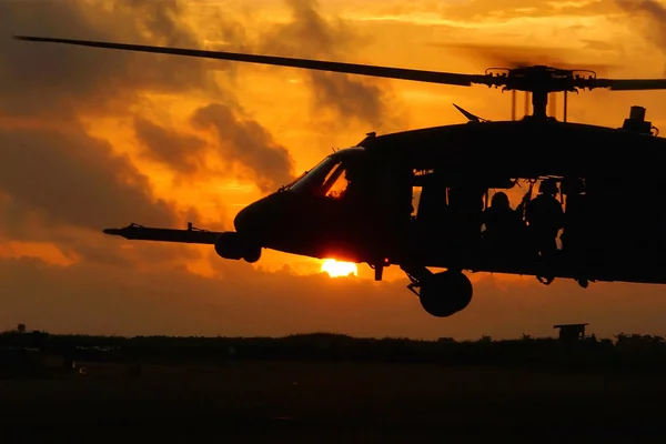 Солдаты вертолёта на закате — стоковое фото