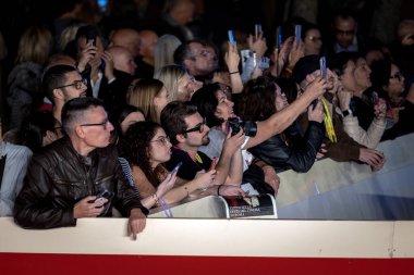 ROMA, İtalya - 15 Ekim: Taraftarlar, 20. Roma Film Festivali sırasında Oditoryum Parco Della Musica 'daki kırmızı halı açılışına katıldılar.