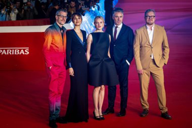 ROME, ITALY - OCTOBER 15: (L-R) İlerici Sinema Jüri Üyesi Brian Selznick, jüri başkanı Paola Cortellesi, jüri üyeleri Nadia Tereszkiewicz, William Oldroyd ve Teemu Nikki 20. Roma Film Festivali 'nin açılış kırmızı halısına katıldılar.