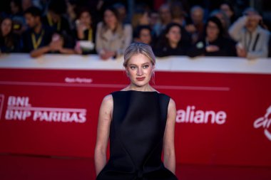 ROMA, İTALYA - 15 Ekim: İlerici Sinema Jüri Üyesi Nadia Tereszkiewicz, 20. Roma Film Festivali sırasında Auditorium Parco Della Musica 'daki kırmızı halıya katıldı.