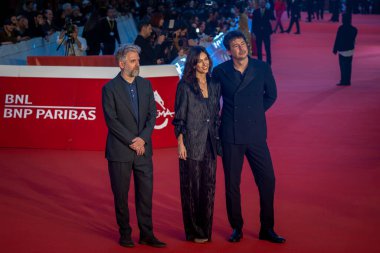 ROME, İtalya - 15 Ekim: En İyi İlk Özellik Ödülü jüri üyesi Christopher Andrews ve başkan Santiago Mitre, 20. Roma Film Festivali sırasında Parco Della Musica Konser Salonu 'nda düzenlenen kırmızı halıya katıldılar.
