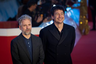 ROME, İtalya - 15 Ekim: En İyi İlk Özellik Ödülü jüri üyesi Christopher Andrews ve başkan Santiago Mitre, 20. Roma Film Festivali sırasında Parco Della Musica Konser Salonu 'nda düzenlenen kırmızı halıya katıldılar.