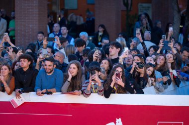 Roma, İtalya - 18 Ekim 2025: 20. Roma Film Festivali sırasında seyirciler Parco Della Musica Konser Salonu 'nda kırmızı halıya katılıyor.