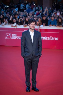 Roma, İtalya - 18 Ekim 2025: Louis Garrel, Oditoryum Parco della Musica 'daki 20. Roma Film Festivali sırasında Couture kırmızı halısına katıldı.